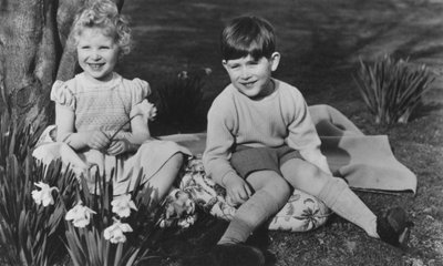 チャールズ皇太子とアン王女、1952年9月28日、バルモラルでの子供。 作： Lisa Sheridan