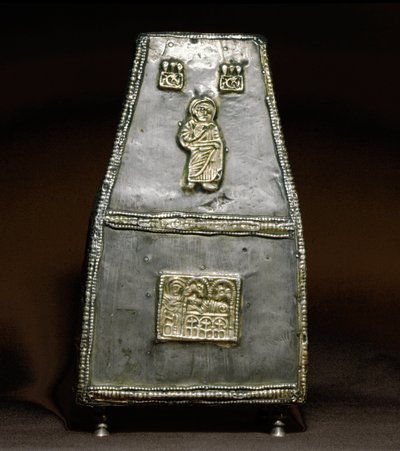 中世の考古学(Middle Ages).ロンバルディアの蛮族芸術。聖遺物を受ける銀製の箱（聖遺物箱）。ロンバルディア美術、8～9世紀。貨幣。チヴィダーレ・デル・フリウリ、クレティアン美術館、大聖堂の宝物 作： Lombard School