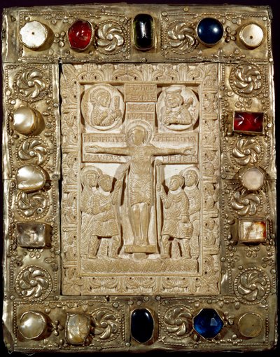 中世の考古学（Middle Ages）。ロンバルディア州の蛮族美術：オルソ公爵の平和。象牙の部分には、聖母、百人隊長の聖ロンジン（またはロンギヌス）、聖ヨハネに囲まれて十字架につけられたキリストが描かれています。9世紀のロンバルディア美術。I 作： Lombard School
