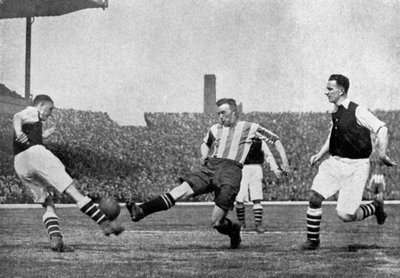 アーセナルvシェフィールドユナイテッドのサッカーの試合、c1927-1937からのアクション。 作： London News Agency