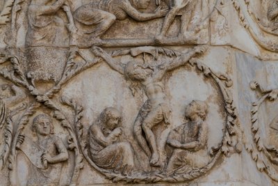 ロレンツォ・マイターニ（1275年から1330年以前）による浅浮彫り「キリストの生涯の場面、新約聖書の物語」の詳細、イタリア、ウンブリア州オルヴィエート大聖堂のファサードの第3の柱にある「磔刑 作： Lorenzo Maitani