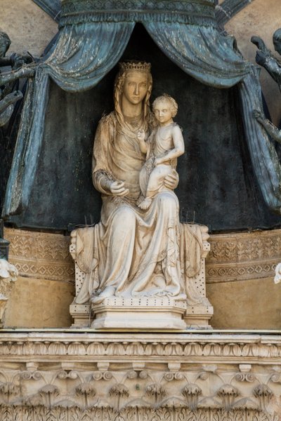 ブロンズの天蓋の上に子供を乗せた聖母像、ロレンツォ・マイターニ（1275-1330年以前）作、イタリア、ウンブリア州、オルヴィエート大聖堂のファサード、中央入口上のルネット 作： Lorenzo Maitani