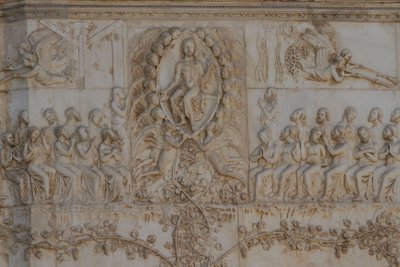 最後の審判の場面」「黙示録の物語」 ロレンツォ・マイターニ（1275年～1330年以前）と助手による浅浮彫り作品 イタリア、ウンブリア州オルヴィエート大聖堂のファサードの第4柱 作： Lorenzo Maitani