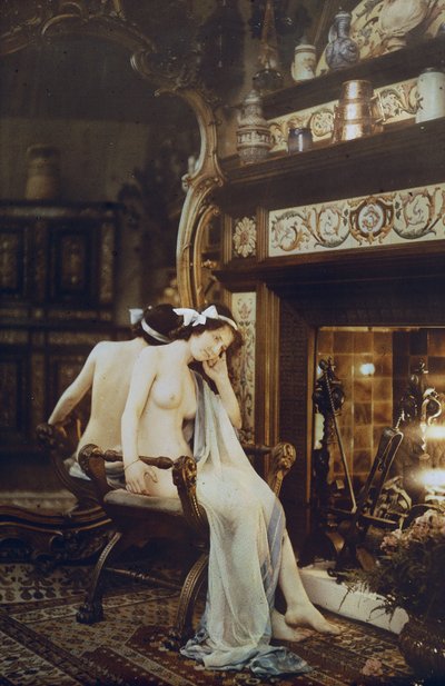 ファイアサイドに座っている女性のヌード、c.1850-1900（マントクローム、紙テープ） 作： Louis Amedee Mante and Edmond Goldschmidt
