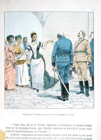 女王ラナヴァローナ3世（1862-1917）の入浴式に臨むデュシェーヌ将軍と将校たち（H.Gallei作「La Guerre a Madagascar」より） 19世紀後半 カラーリトグラフ版 作： Louis Charles Bombled