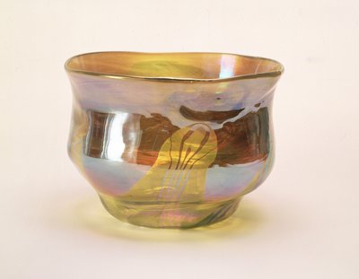 Favrile Bowl、ニューヨークのガラス装飾会社用、1894年頃（虹色の黄色のガラス） 作： Louis Comfort Tiffany