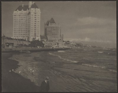 [高層ビルのあるビーチの風景］ 作： Louis Fleckenstein