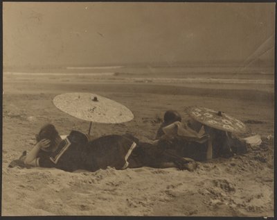 [紙傘のある浜辺の風景】。］ 作： Louis Fleckenstein