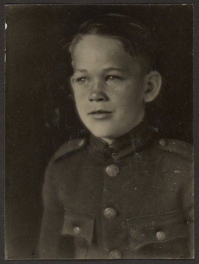 [制服に身を包んだ少年］ 作： Louis Fleckenstein
