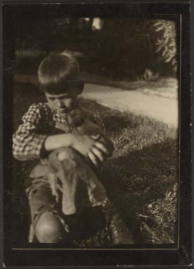 [小動物を抱く少年］ 作： Louis Fleckenstein