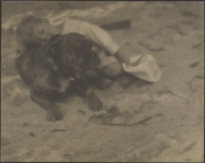 [犬の上で休む少年］ 作： Louis Fleckenstein