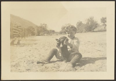 [ビーチの少年と犬］ 作： Louis Fleckenstein