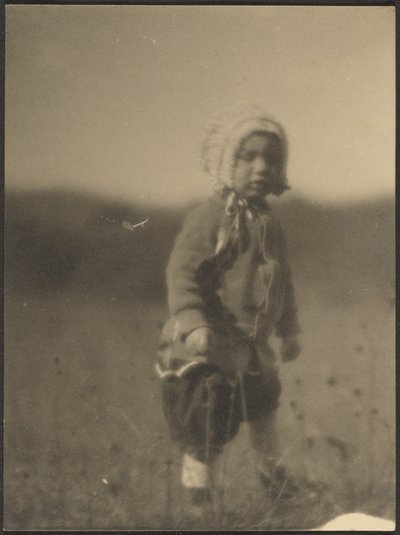 [畑でボンネットを被る子供］ 作： Louis Fleckenstein