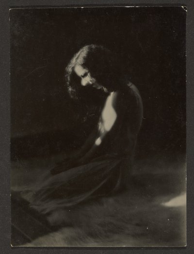 [深い影にひざまずくダンサー]。 作： Louis Fleckenstein