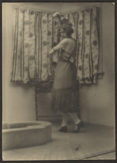 [女性ダンサー］ 作： Louis Fleckenstein