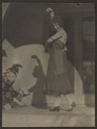 [ハウス前の女性ダンサー］ 作： Louis Fleckenstein
