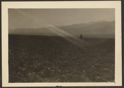[風景の中の図] 作： Louis Fleckenstein