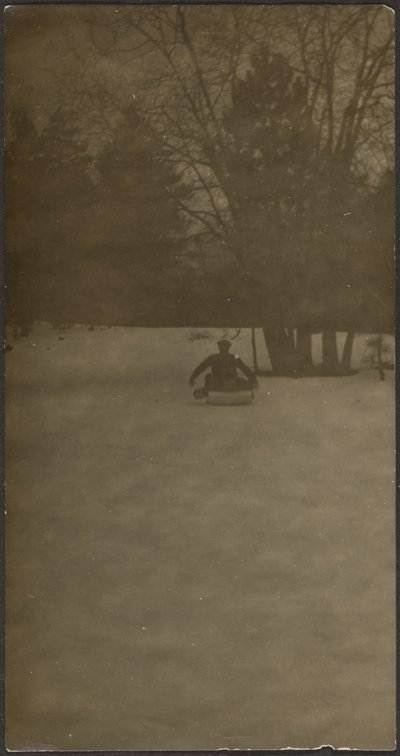 [雪の中のソリに乗った人物] 作： Louis Fleckenstein