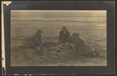 [浜辺に座る人物] 作： Louis Fleckenstein