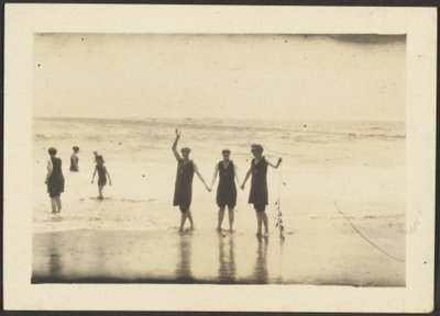 [ビーチで水着を着た人物] 作： Louis Fleckenstein