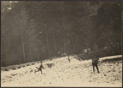 [雪の中のフィギュア］ 作： Louis Fleckenstein