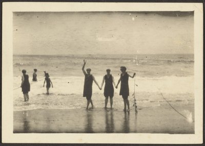 [海藻を持つ浜辺の人物]。 作： Louis Fleckenstein