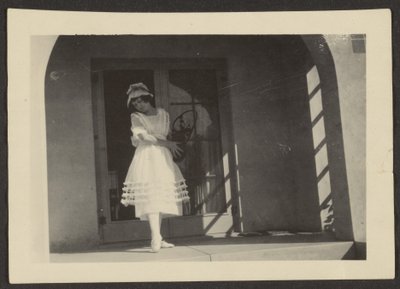 [ポーチで踊るフローレンス]。 作： Louis Fleckenstein