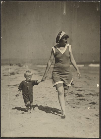 [浜辺を歩くフローレンスと幼児］。 作： Louis Fleckenstein