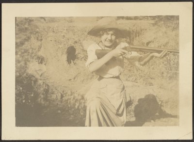 [銃を持ったフローレンス] 作： Louis Fleckenstein