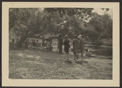 [公園内のグループ］ 作： Louis Fleckenstein