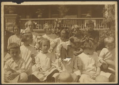 [ポーチ前の子供たち] 作： Louis Fleckenstein