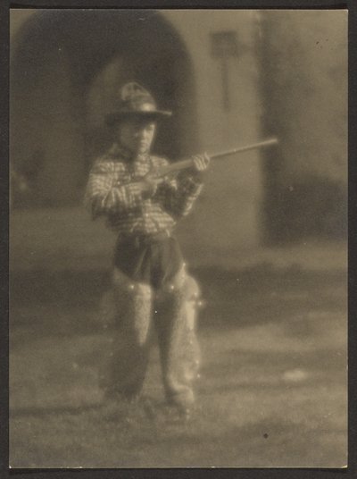 [カウボーイ姿の少年］ 作： Louis Fleckenstein