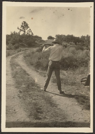 [銃を持った男］ 作： Louis Fleckenstein