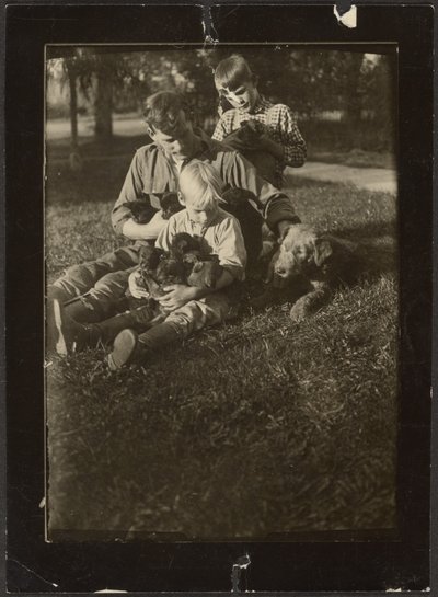 [庭に子供と子犬を連れた男]。 作： Louis Fleckenstein