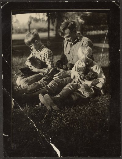 [庭に子供と子犬を連れた男]。 作： Louis Fleckenstein