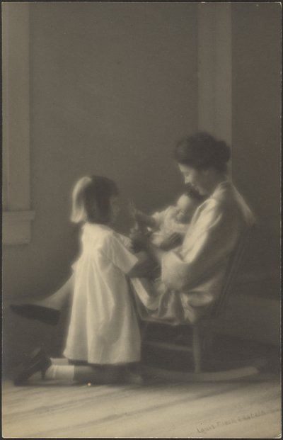 [子供とロッカーに座る母親］ 作： Louis Fleckenstein