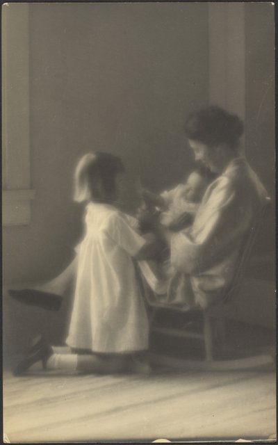 [子供とロッカーに座る母親］ 作： Louis Fleckenstein