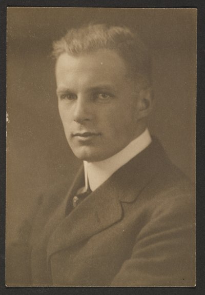[クルーカットの男の肖像]。 作： Louis Fleckenstein