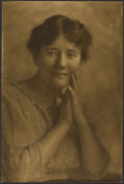 [顔に手を当てる女性の肖像]。 作： Louis Fleckenstein
