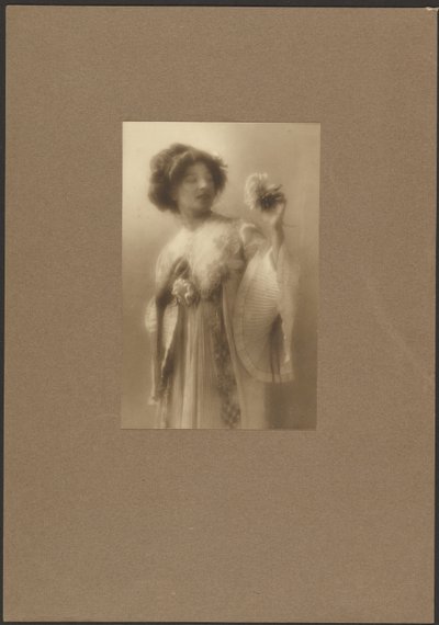 [プリーツ・ローブの女性の肖像]。 作： Louis Fleckenstein