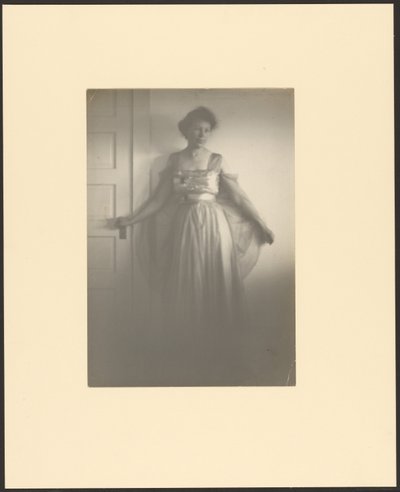 [ドアに立つ女性の肖像]。 作： Louis Fleckenstein