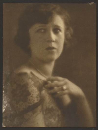 [レースのトップスを着た女性の肖像]。 作： Louis Fleckenstein