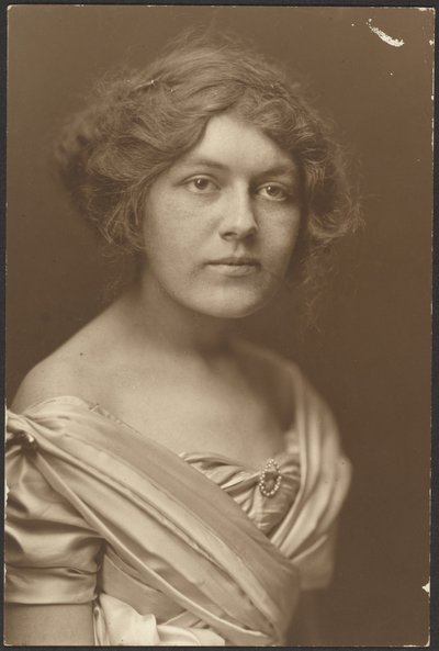 [正装した女性の肖像]。 作： Louis Fleckenstein
