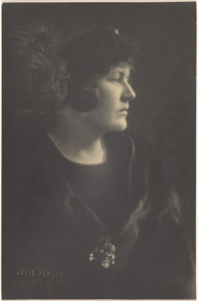 [毛皮のケープを着た女性の肖像]。 作： Louis Fleckenstein