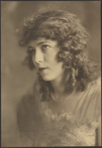 [ガーゼ・ショールの女性の肖像]。 作： Louis Fleckenstein