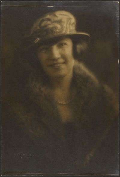 [装飾モチーフの帽子をかぶった女性の肖像]。 作： Louis Fleckenstein