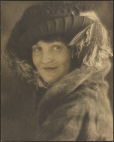 [羽のついた帽子をかぶった女性の肖像]。 作： Louis Fleckenstein