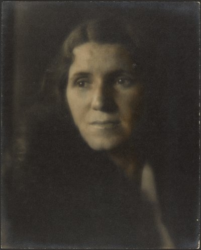 [影の女性の肖像】。］ 作： Louis Fleckenstein