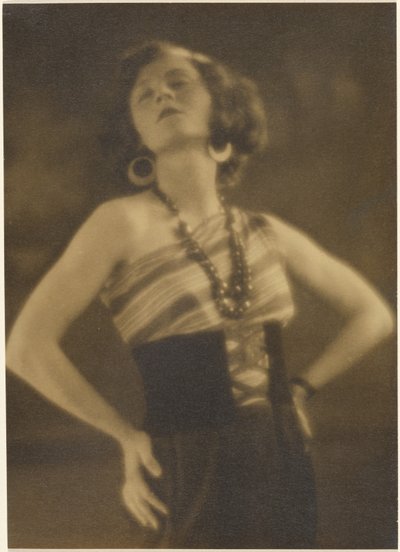 [両手を腰に当てた女性の肖像] 作： Louis Fleckenstein