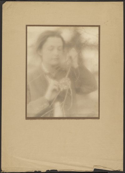 [鳥の巣と枝を持つ女性の肖像]。 作： Louis Fleckenstein